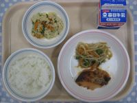 ご飯、鮭の西京焼き、いんげんのごま和え、とふの粉の煮物