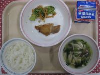 ご飯、鶏の照り焼き、ブロッコリーのマヨおかか、きのこのみそ汁