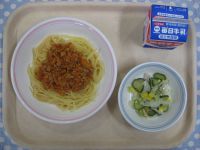 大豆入りミートスパゲティ、フレンチサラダ