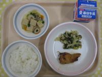 ご飯、鶏肉のマーマレード焼き、キャベツときゅうりの昆布和え、高野豆腐の煮物