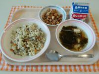 高菜チャーハン、大豆とじゃこの揚げ煮、すまし汁