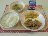 ごはん、豚肉のしょうが焼き、キャベツのごま和え、みそ汁