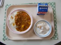 カレーライス、フルーツヨーグルト