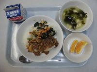 ビビンバ、中華スープ、果物、牛乳